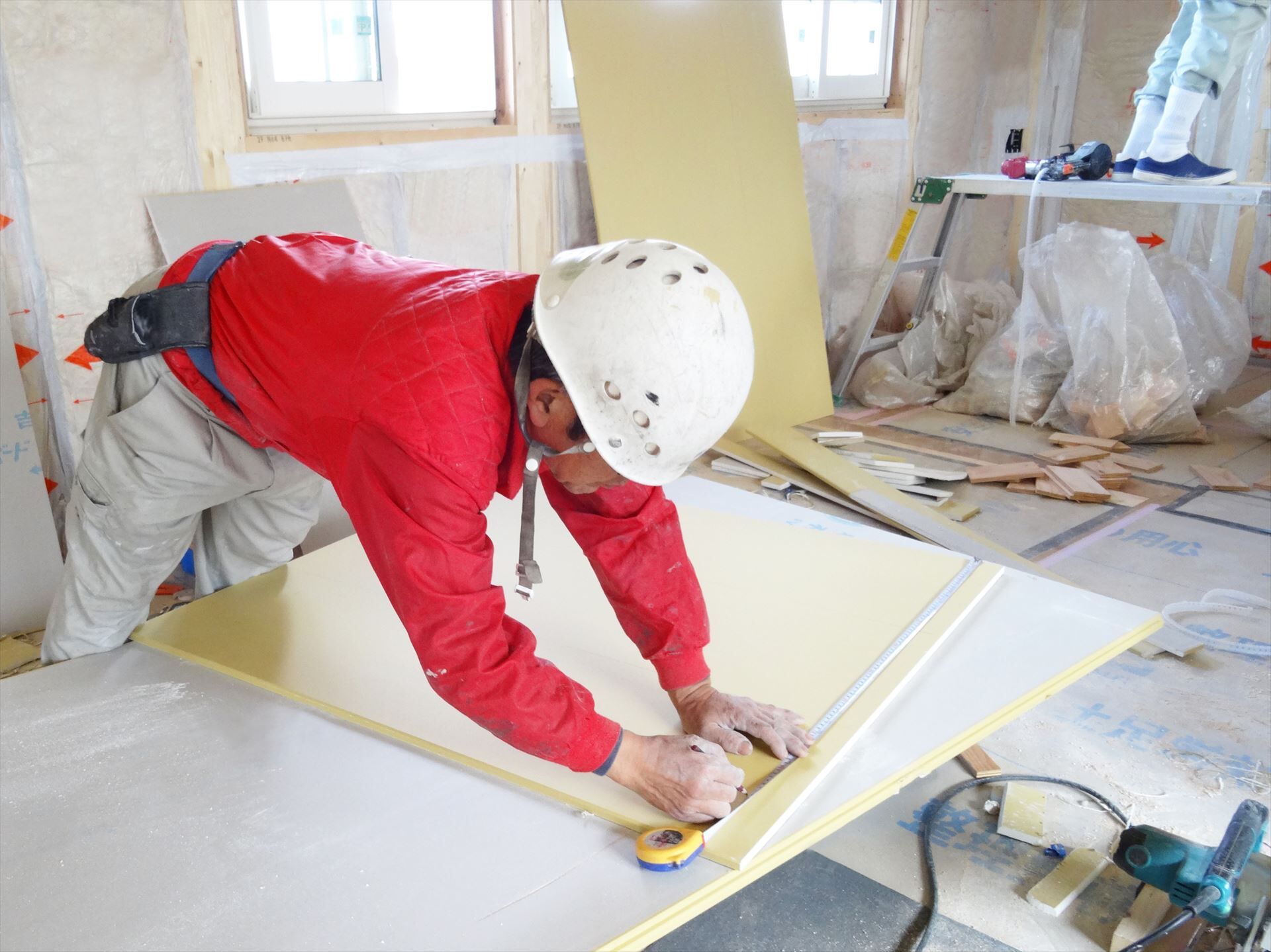 定規で寸法を測る職人